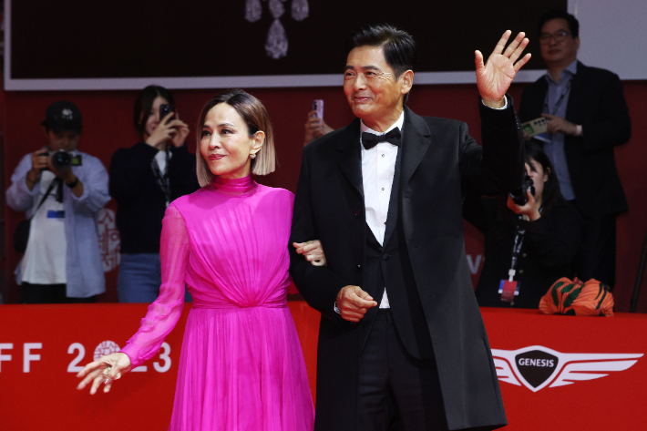 배우 저우룬파(주윤발)와 아내 재스민 탄이 4일 오후 부산 해운대구 영화의전당에서 열린 부산국제영화제(BIFF) 개막식 레드카펫 행사에 참석하고 있다. 연합뉴스
