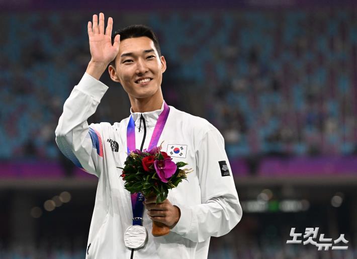 은메달 목에 건 우상혁