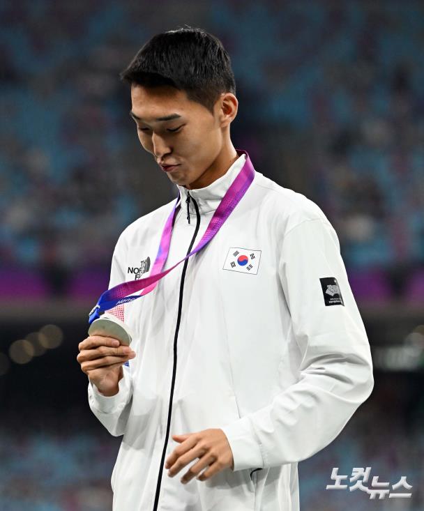 은메달 바라보는 우상혁