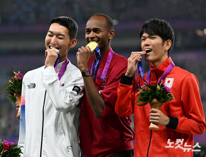 메달 깨문 AG 높이뛰기 메달리스트