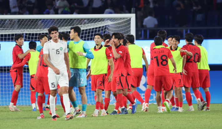 지난 4일 중국 항저우 황룽 스포츠센터 스타디움에서 열린 2022 항저우 아시안게임 남자축구 4강전 대한민국과 우즈베키스탄의 경기에서 2 대 1로 승리한 대표팀 이강인과 선수들이 기뻐하고 있다. 연합뉴스