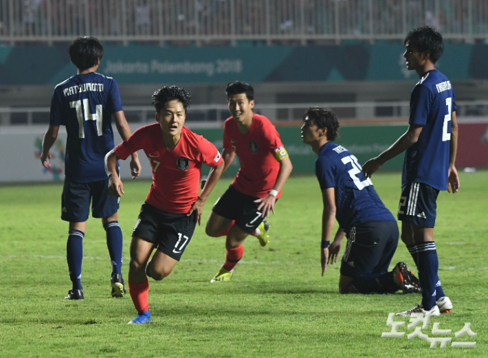 지난 2018년 자카르타-팔렘방 아시안게임 남자 축구 결승전에서 이승우가 골 세레머니를 하러 달려가고 있다.  