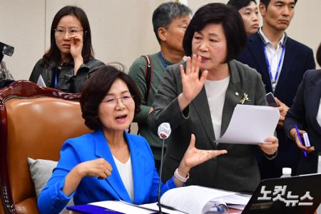 5일 서울 여의도 국회에서 열린 김행 여성가족부 장관 후보자에 대한 인사청문회에서 권인숙 위원장에게 국민의힘 정경희 여당 간사(오른쪽)가 항의를 하고 있다.