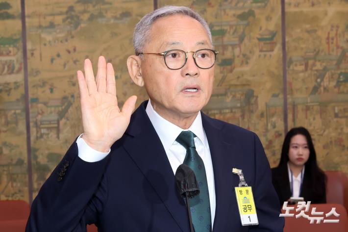 [포토]인사청문회 선서하는 유인촌 문화체육관광부 장관 후보자