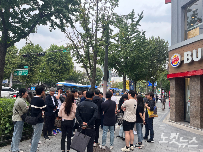 지난 4일 버거킹 가맹점주들 수십명이 서울 종로점을 앞에 모여있다. 이들은 물품대금 카드결제는 서울에서 대면으로만 가능하다는 정책에 지방에서 버스를 대절해 상경했다. 조수민 인턴기자