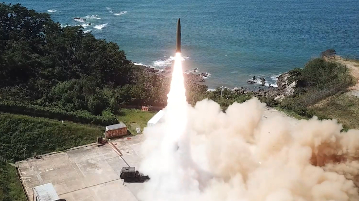 국방부가 2021년 9월 공개한, 현무-2 계열 고위력 탄도미사일 발사 모습. 국방부 제공
