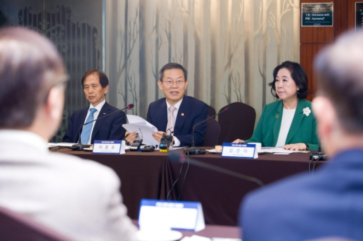 대학 총장 간담회 참석한 이종호 과학기술정보통신부 장관(가운데). 과기정통부 제공