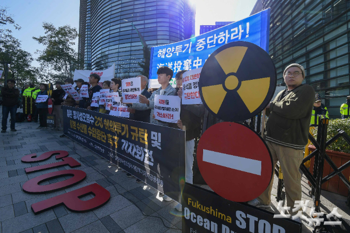 일본 방사성 오염수 해양투기 저지 공동행동 활동가 등이 5일 오전 서울 종로구 율곡로 일본대사관 앞에서 가진 후쿠시마 오염수 2차 해양투기 규탄 및 일본 수산물 수입중단 촉구 기자회견을 하고 있다. 공동행동은 일본 정부를 향해 즉각 해양 방출 중단하고 자국 육상에 보관하는 방법을 실행할 것과 함께 우리 정부에는 일본 정부를 국제해양법재판소에 즉각 제소할 것을 요구했다. 한편 일본 정부와 도쿄전력은 이날 오전 10시30분부터 2차 방류를 시작해 17일에 걸쳐 약 7800톤을 흘려보낼 예정이다. 박종민 기자