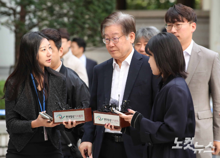 이재명 더불어민주당 대표가 6일 오전 서울중앙지법에서 열린 '대장동·위례신도시 개발 특혜 및 성남FC 후원금 뇌물 혐의'에 대한 1차 공판에 출석하고 있다. 박종민 기자