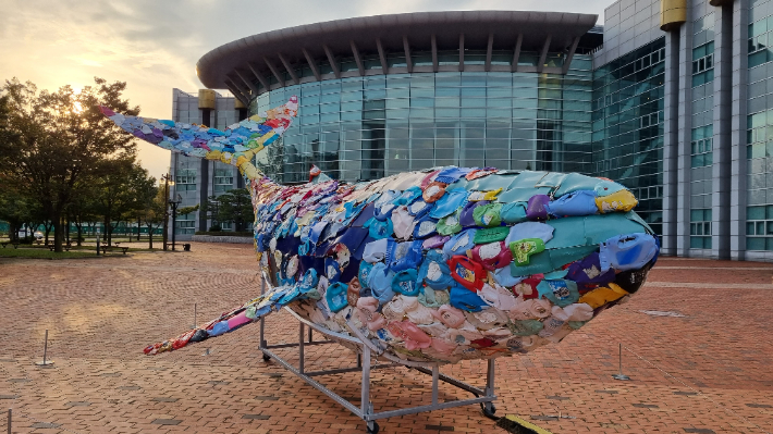 김상연 작가의 설치 작품 '우주를 유영하는 고래'. 지스트 제공