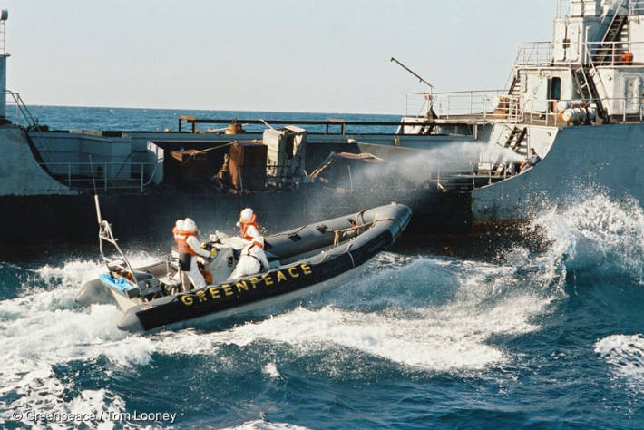 1993년 10월 핵폐기물 해양 투기를 저지하는 그린피스 활동가들과 러시아 TNT27호가 대치 중이다. 그린피스 제공