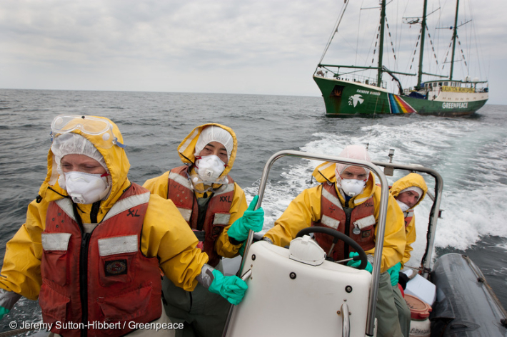 2011년 5월, 그린피스 활동가들이 후쿠시마 원전 사고 발생 두 달 뒤 후쿠시마 제1원전 앞 바다에서 방사능 오염도를 측정하기 위해 해수와 해조류 샘플을 채취하고 있다. 그린피스 제공