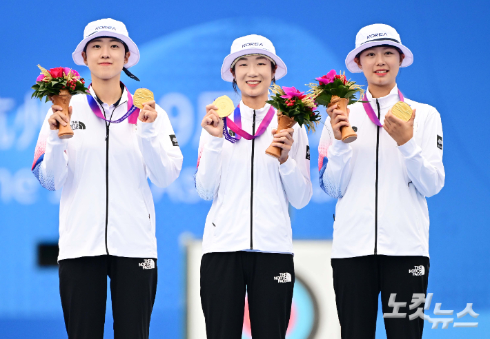 단체전 금메달을 획득한 안산, 최미선, 임시현(왼쪽부터). 항저우(중국)=황진환 기자
