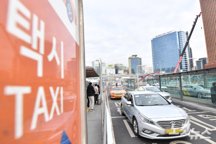  택시 승강장에서 시민들이 택시를 타기 위해 줄을 서고 있다. 류영주 기자