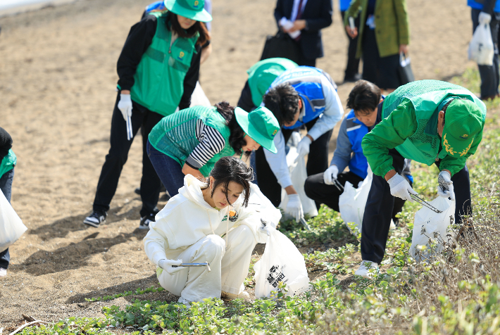 김건희 여사가 6일 제주 서귀포시 광치기 해변을 찾아 반려해변 정화활동을 하고 있다. 대통령실 제공