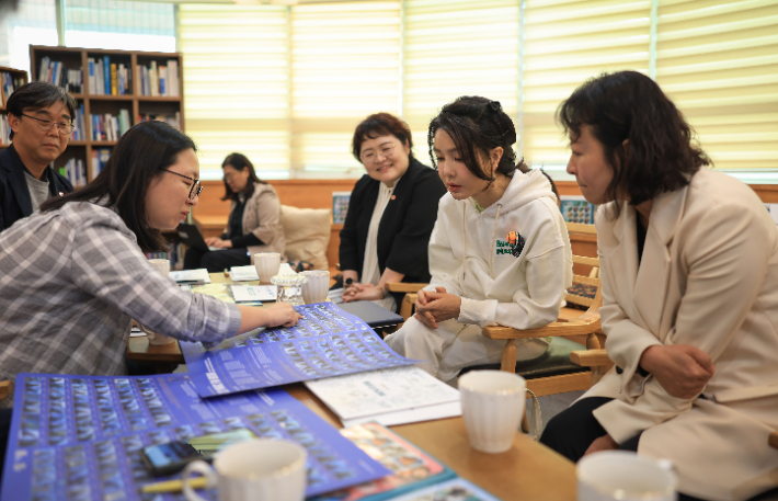 김건희 여사가 6일 오후 제주 서귀포시 해양수산연구원에서 열린 해양동물 보호 단체·기관 관계자 간담회에서 10년 전 방류된 남방큰돌고래 '삼팔이'가 낳은 3번째 아기 돌고래를 관찰한 사연, 수술 끝에 건강을 회복 중인 바다거북 이야기 등을 듣고 있다. 대통령실 제공
