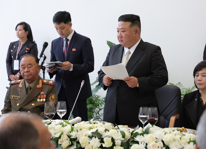 북러 정상회담 후 공식 만찬 참석한 김정은. 연합뉴스