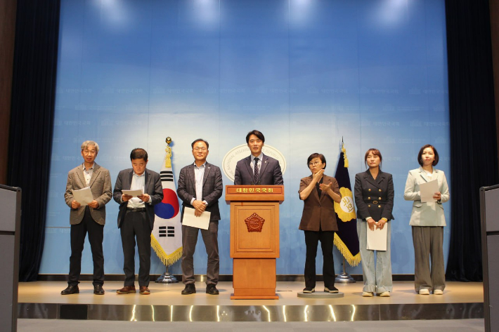 6일 민주당과 시민사회단체 등이 국토부의 서울양평고속도로 경제성 분석 결과 발표에 관한 긴급 기자회견을 개최했다. 한준호 국회의원실 제공