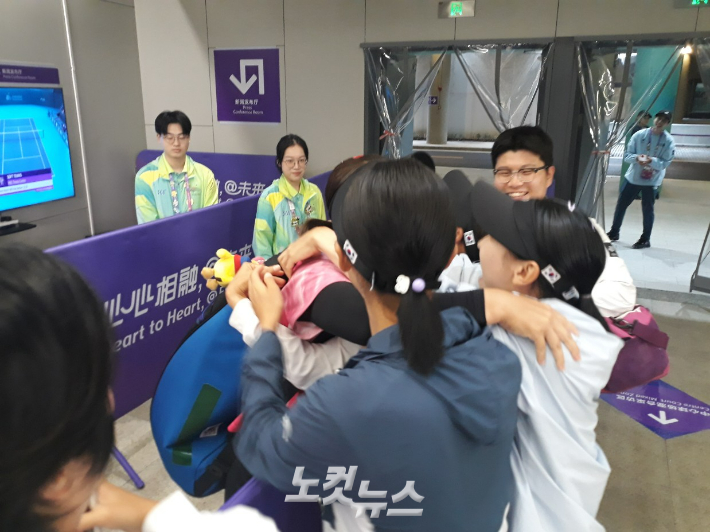 한국 소프트테니스 여자 대표팀 선수들이 문혜경을 얼싸안고 기뻐하고 있다. 노컷뉴스