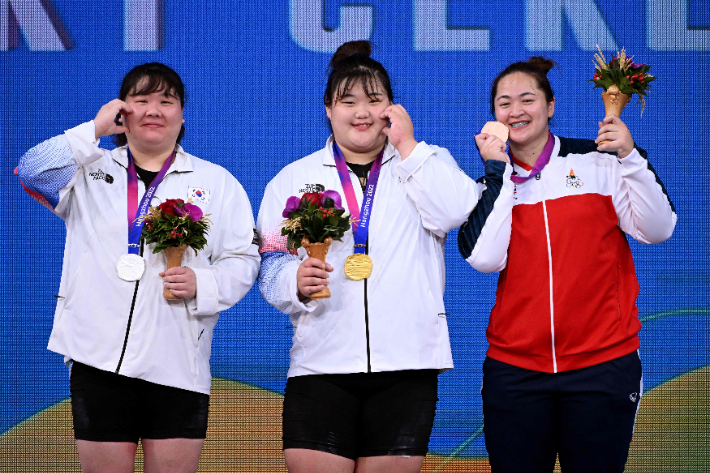 박혜정(가운데)과 손영희(왼쪽). 연합뉴스