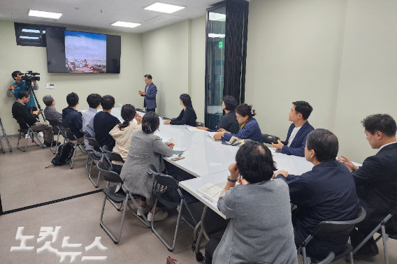 한의직능 모임을 갖고 있는 대회 참석자들.