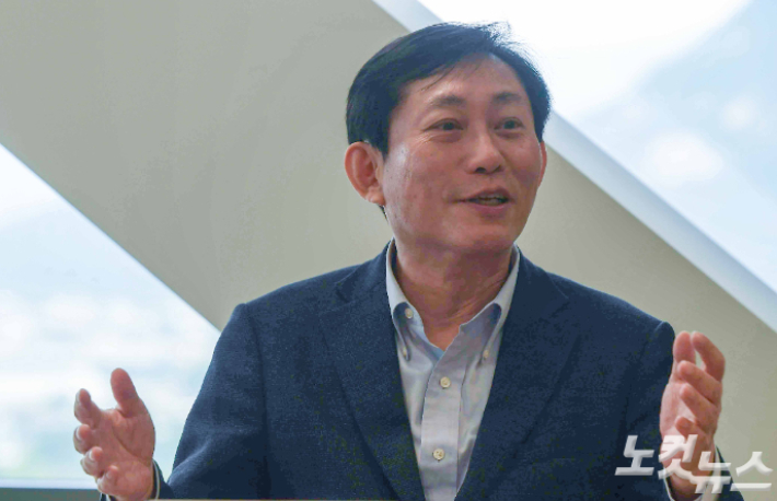 4일 CBS노컷뉴스와 인터뷰 중인 고진 디지털플랫폼정부위원회 위원장. 박종민 기자