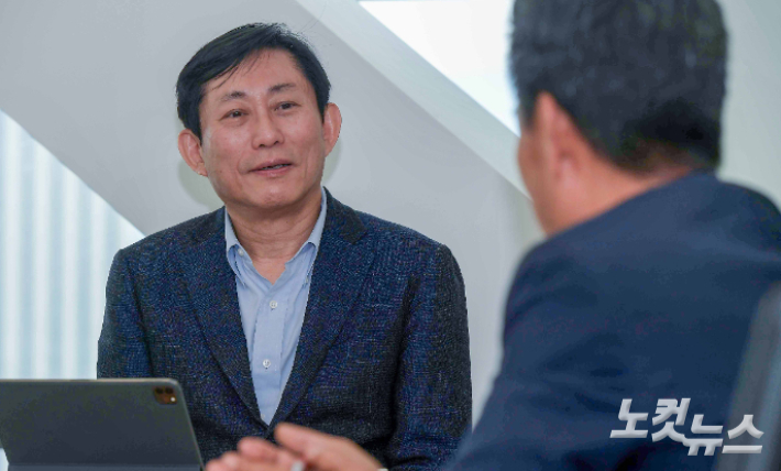 기자에게 AI의 미래에 대해 설명하고 있는 고진 위원장. 박종민 기자 