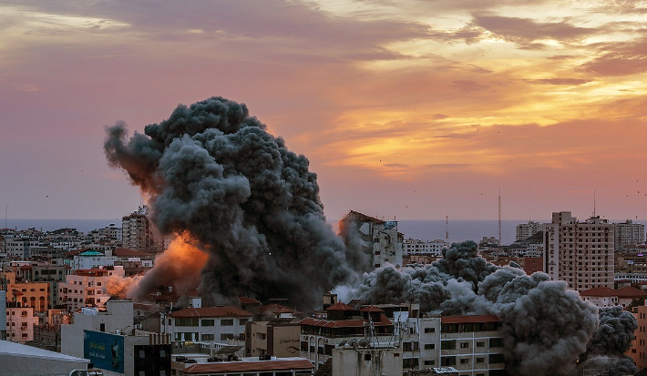 이스라엘의 폭격으로 연기 치솟는 가자지구. 연합뉴스 