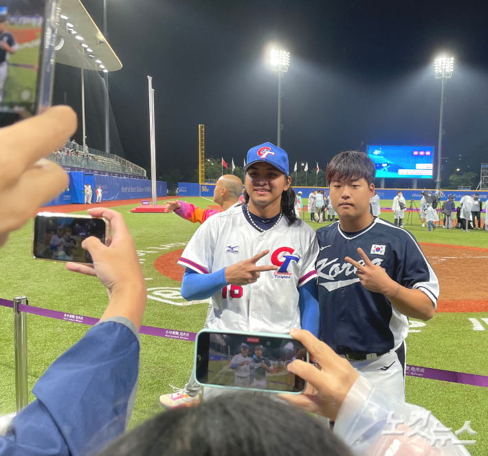 한국 야구 대표팀의 강백호와 대만 류즈롱의 우정은 양국 취재진의 관심을 끌었다. 노컷뉴스