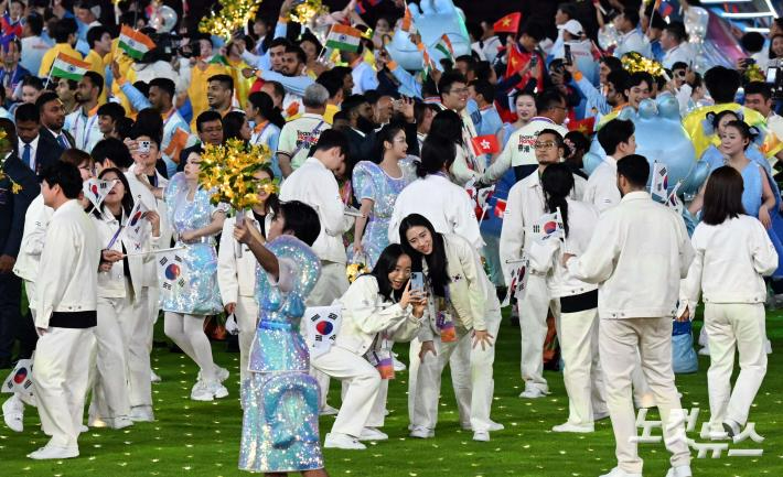 8일 중국 항저우 올림픽 스포츠센터 스타디움에서 열린 '2022 항저우 아시안게임' 폐막식에 대한민국 선수단이 등장하고 있다. 이번 대회에 대한민국 선수단은 금메달 42개를 차지해, 중국·일본에 이어 종합 3위를 차지했다. 다음 아시안게임은 2026년 일본 아이치·나고야에서 열린다. 항저우(중국)=황진환 기자 