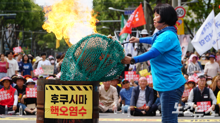 제주도해녀협회 고송자 사무국장이 물질 도구인 '테왁'을 태우고 있다. 고상현 기자 