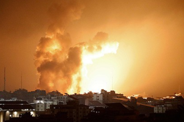 팔레스타인 무장정파 하마스의 기습 공격에 대응한 이스라엘 공군의 폭격으로 가자지구에서 불꽃과 연기가 솟구치고 있다. 연합뉴스