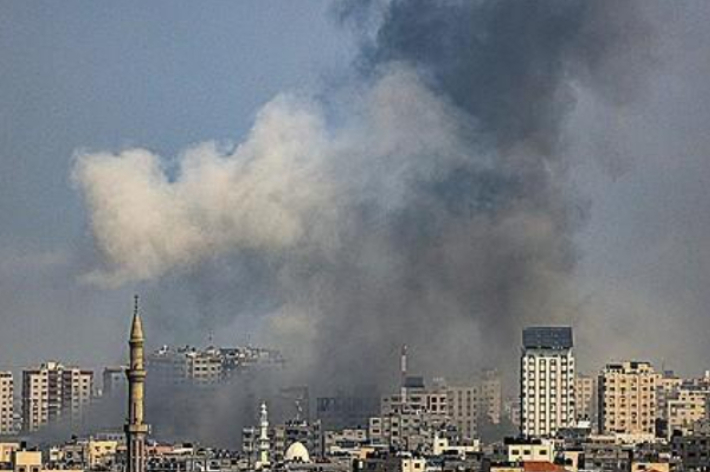 8일(현지시간) 이스라엘의 공습으로 가자 지구의 한 건물 위로 연기가 피어오르고 있다. 연합뉴스