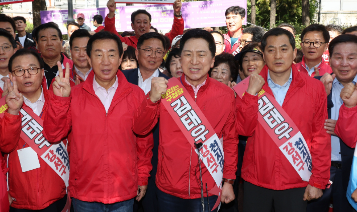 국민의힘 김기현 대표와 당직자들이 9일 오후 강서구 공암나루근린공원에서 강서구청장 보궐선거 김태우 후보자 지원 유세를 하고 있다. 연합뉴스