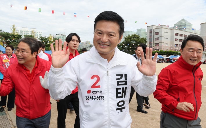 국민의힘 김태우 강서구청장 보궐선거 후보가 9일 등촌동 경복여자고등학교에서 열린 한 교회 체육행사에서 참가자들과 인사하고 있다. 연합뉴스