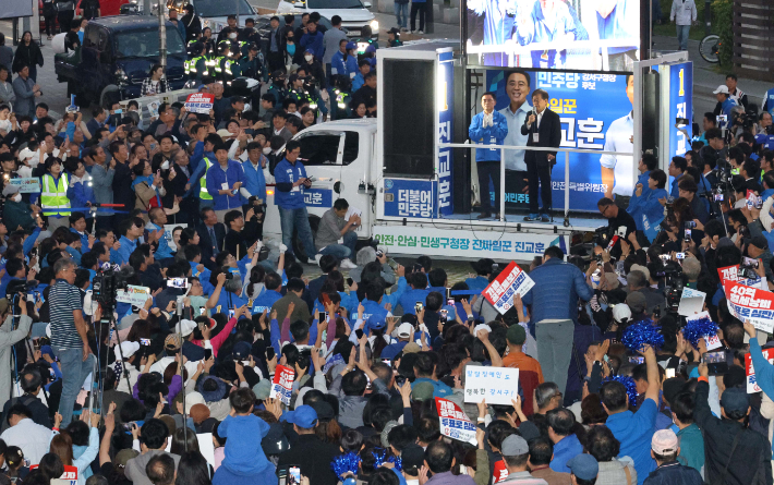 더불어민주당 이재명 대표가 9일 서울 강서구 발산역 인근에서 강서구청장 보궐선거 진교훈 후보 지원 유세를 하고 있다. 연합뉴스