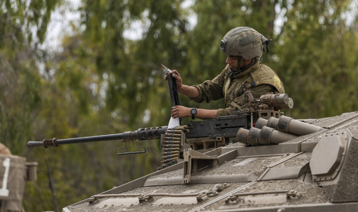 팔레스타인 가자지구 인근에 배치된 이스라엘군 탱크에서 한 병사가 기관총을 정비하고 있다. 연합뉴스