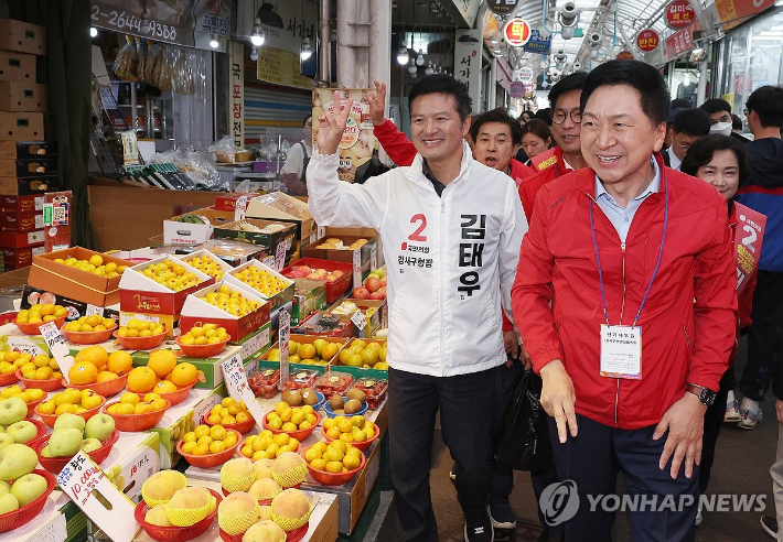 국민의힘 김기현 대표와 김태우 강서구청장 보궐선거 후보가 지난 8일 서울 강서구 남부시장에서 선거 유세를 하는 모습. [연합뉴스 자료사진]  연합뉴스