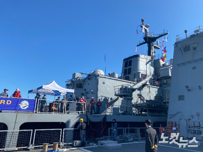 군수지원함 화천함의 모습. 최철 기자