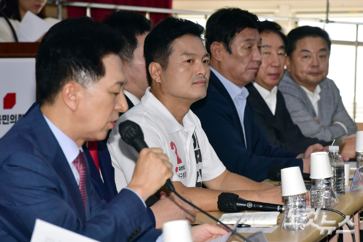 21일 서울 강서구 곰달래 문화복지센터에서 열린 국민의힘 현장 최고위원회의에 김태우 강서구청장 보궐선거 후보자가 참석하고 있다. 윤창원 기자