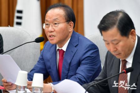 국감대책회의 발언하는 윤재옥 원내대표