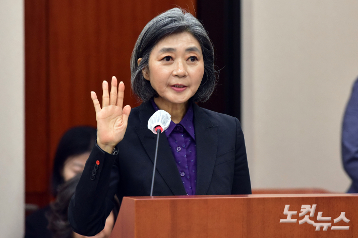 김행 여성가족부 장관 후보자가 5일 서울 여의도 국회에서 열린 인사청문회에서 선서를 하고 있다. 윤창원 기자