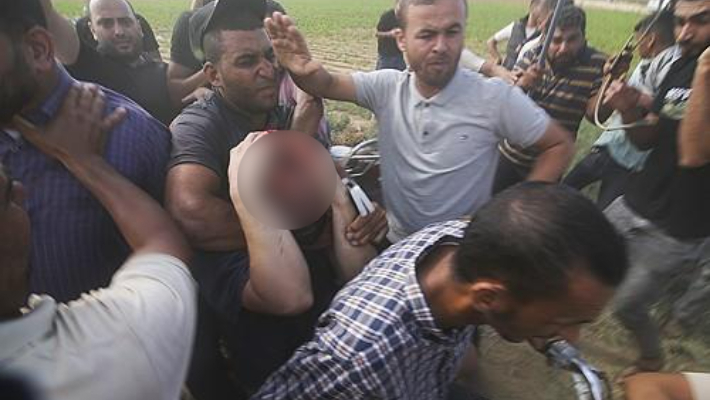 피투성이로 끌려가는 이스라엘 민간인. 연합뉴스