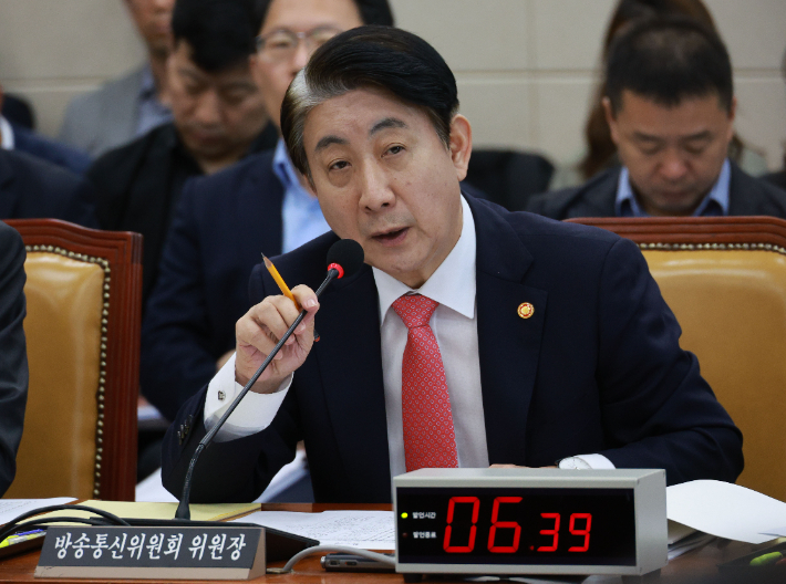 이동관 방송통신위원회 위원장이 10일 국회에서 열린 과학기술정보방송통신위원회 국정감사에 참석해 의원 질의에 답하고 있다. 연합뉴스 