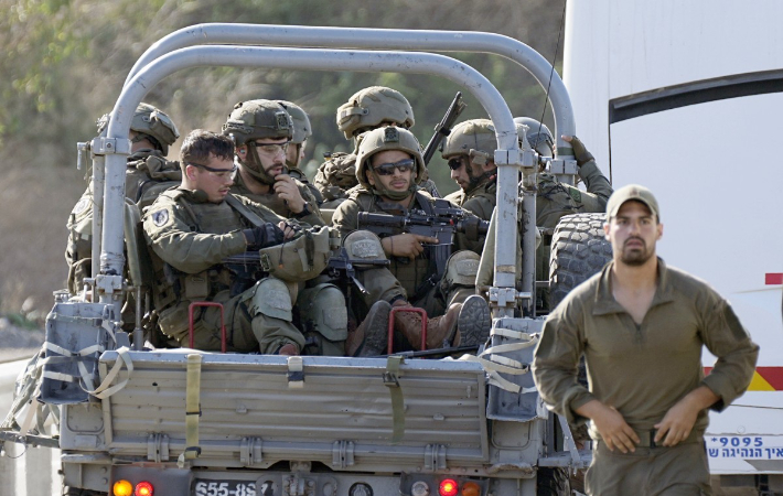 7일(현지시간) 팔레스타인 무장 정파 하마스의 기습공격을 받은 이스라엘 남부 지역으로 이동 중인 이스라엘군 병사들의 모습. 연합뉴스 