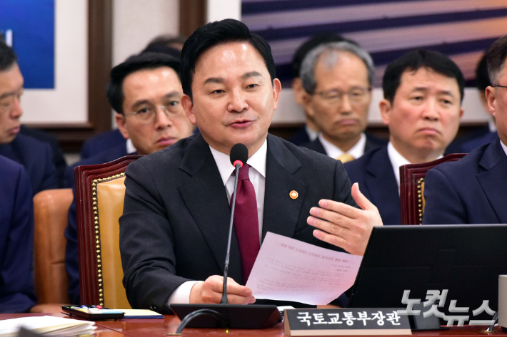 원희룡 국토교통부 장관이 10일 서울 여의도 국회에서 열린 국토교통부 등에 대한 국정감사에서 답변을 하고 있다. 윤창원 기자