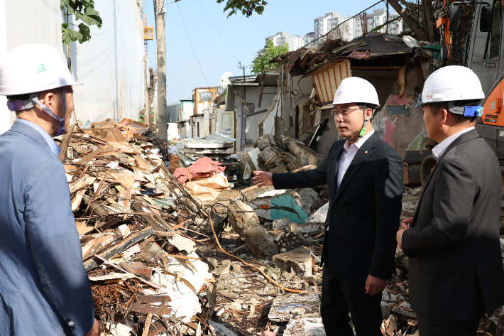 삼성동 쪽방촌 철거현장을 방문한 박희조 동구청장(오른쪽 두번째). 동구 제공