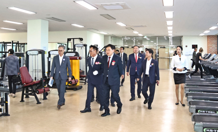 주낙영 경주시장이 천북면 농촌중심지활성화 사업 준공식 후 시설을 둘러보고 있다. 경주시 제공