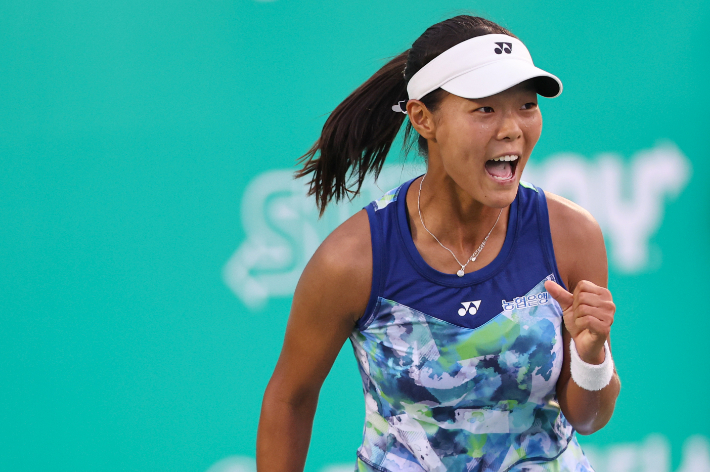10일 오후 서울 송파구 올림픽공원 테니스장에서 열린 여자프로테니스(WTA) 투어 하나은행 코리아오픈 2023 32강전 백다연과 옐레나 오스타펜코(라트비아)의 경기. 백다연이 승리한 뒤 포효하고 있다. 연합뉴스