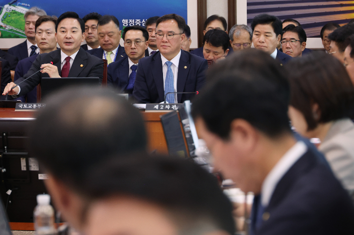 10일 국회에서 열린 국토교통위원회 국정감사에서 원희룡 국토교통부 장관이 의원들의 자료제출 요구에 답변하고 있다. 연합뉴스